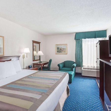 Baymont By Wyndham Greensboro/Coliseum Buitenkant foto