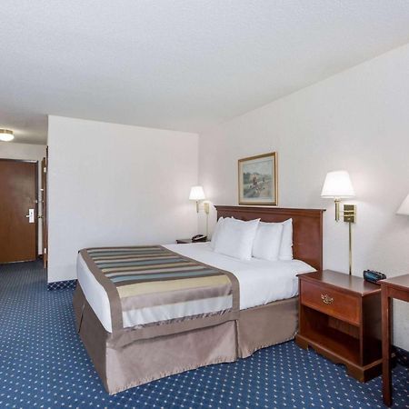 Baymont By Wyndham Greensboro/Coliseum Buitenkant foto