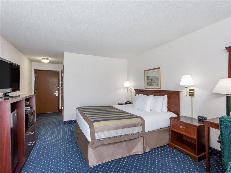 Baymont By Wyndham Greensboro/Coliseum Buitenkant foto