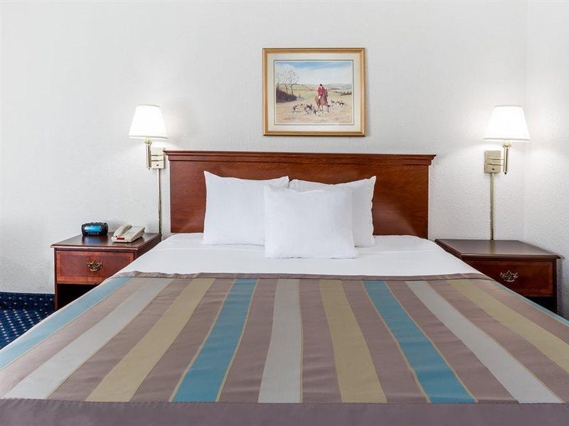 Baymont By Wyndham Greensboro/Coliseum Buitenkant foto