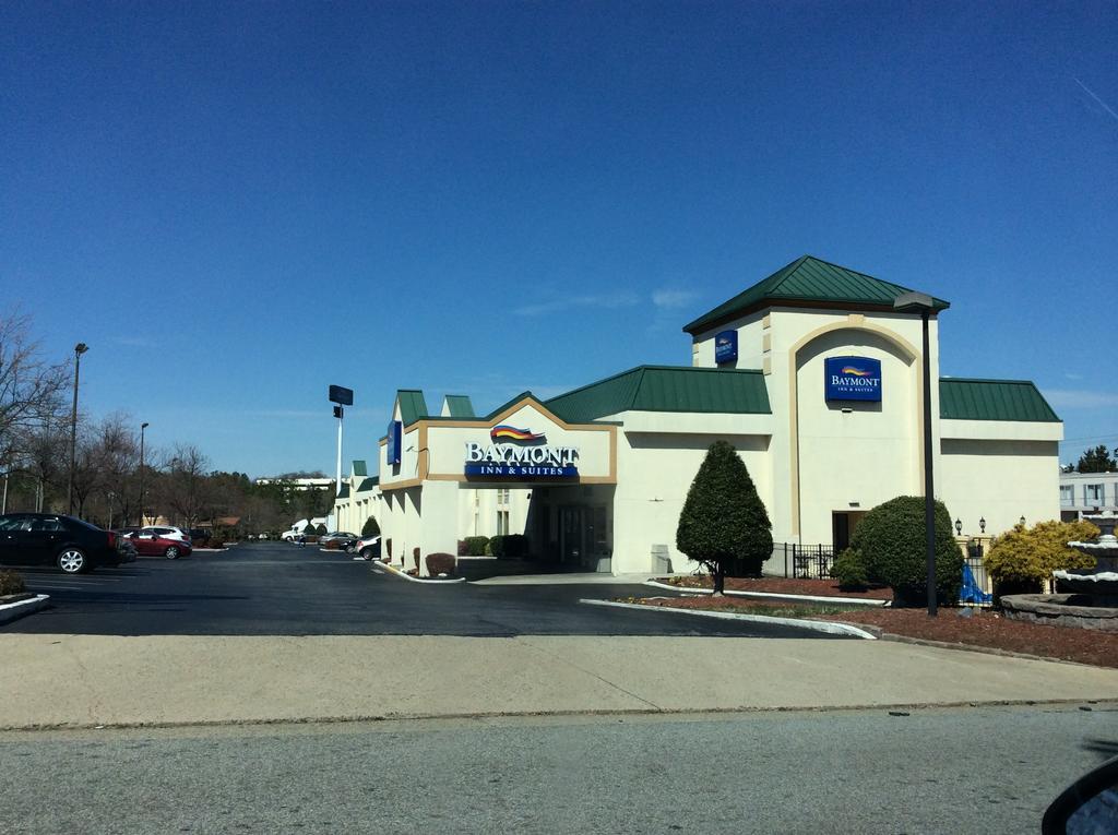 Baymont By Wyndham Greensboro/Coliseum Buitenkant foto