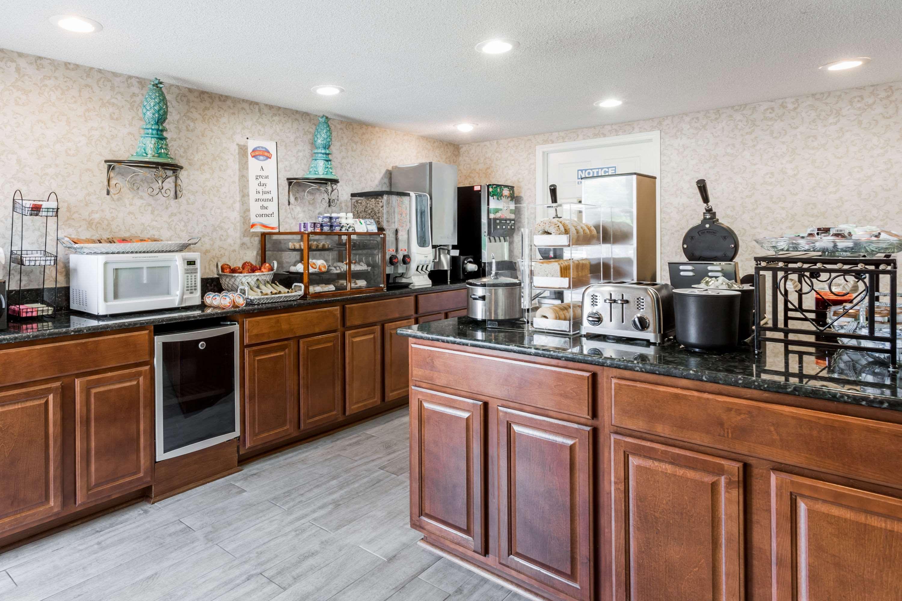 Baymont By Wyndham Greensboro/Coliseum Buitenkant foto
