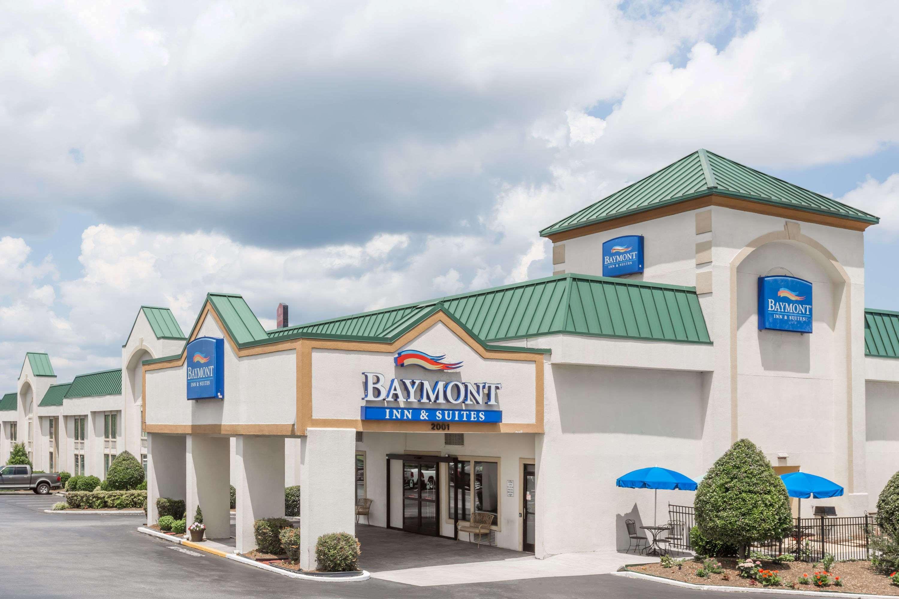 Baymont By Wyndham Greensboro/Coliseum Buitenkant foto
