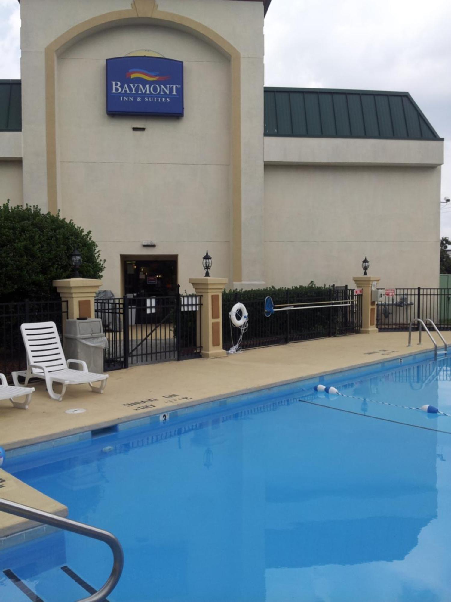 Baymont By Wyndham Greensboro/Coliseum Buitenkant foto