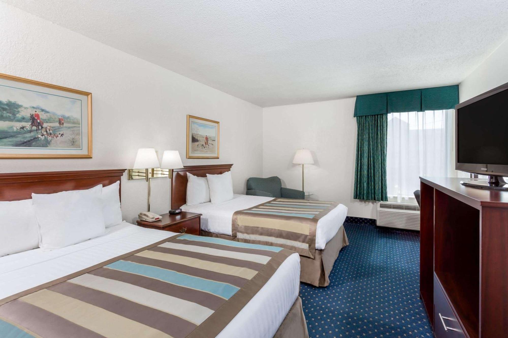 Baymont By Wyndham Greensboro/Coliseum Buitenkant foto