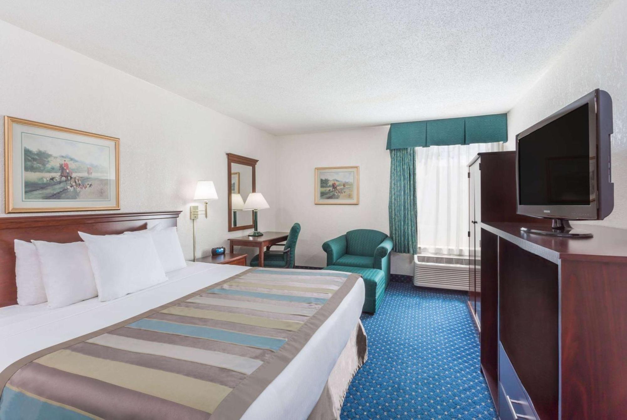 Baymont By Wyndham Greensboro/Coliseum Buitenkant foto