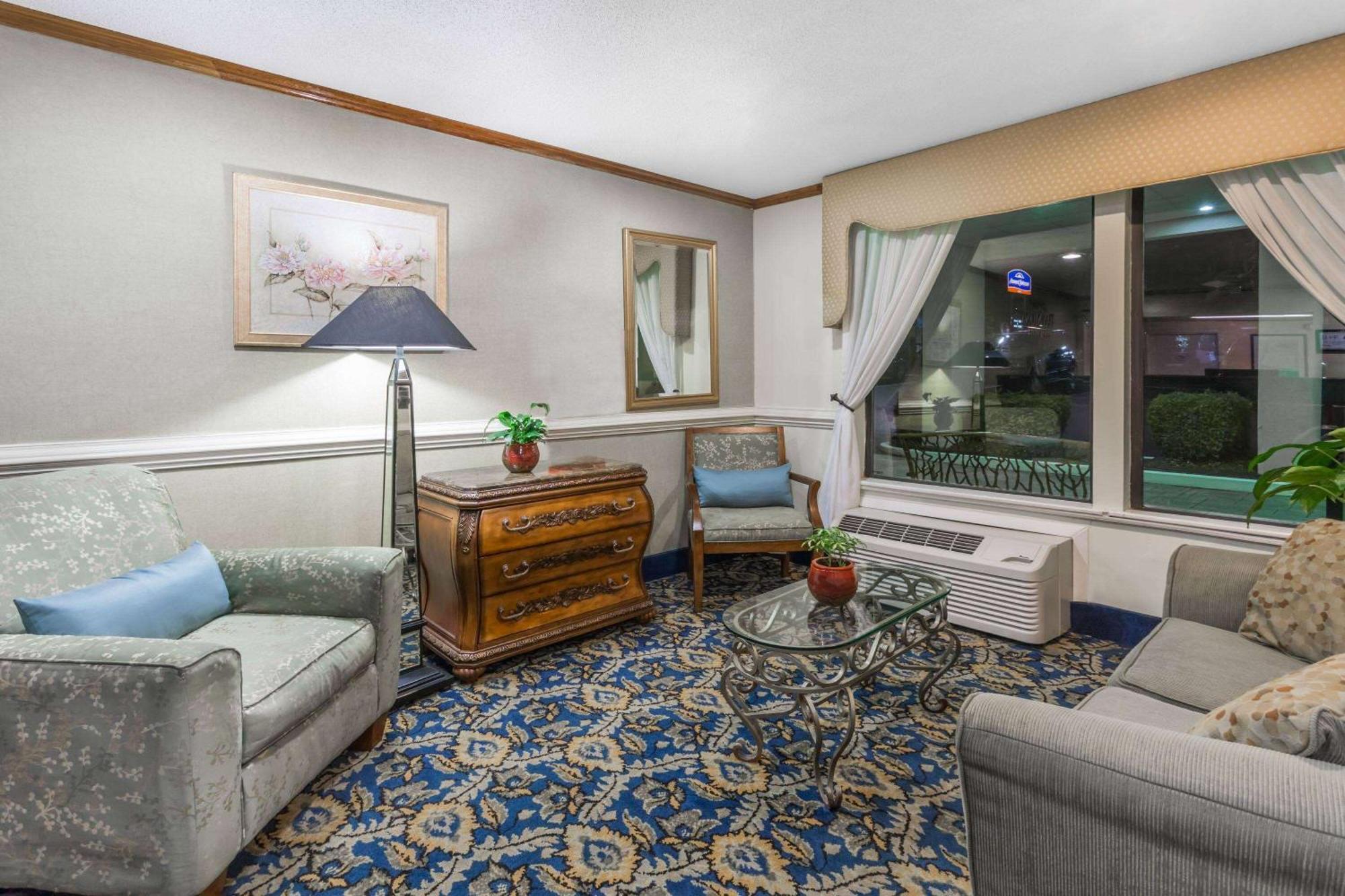 Baymont By Wyndham Greensboro/Coliseum Buitenkant foto