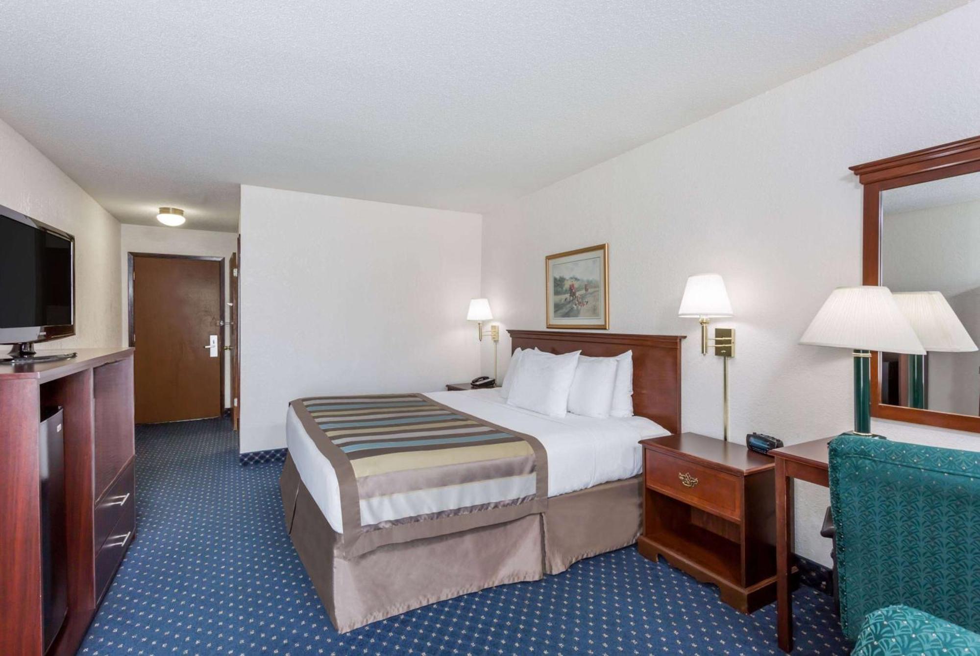 Baymont By Wyndham Greensboro/Coliseum Buitenkant foto