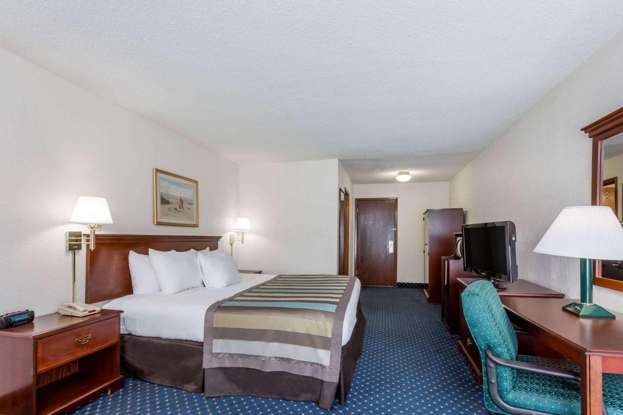 Baymont By Wyndham Greensboro/Coliseum Buitenkant foto