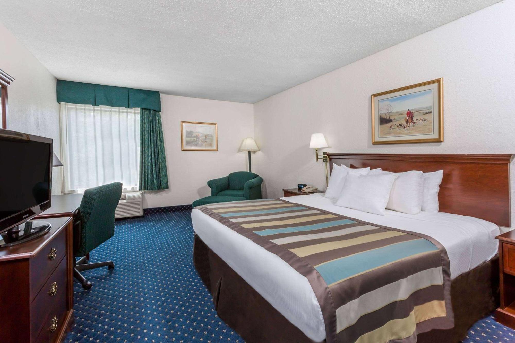 Baymont By Wyndham Greensboro/Coliseum Buitenkant foto